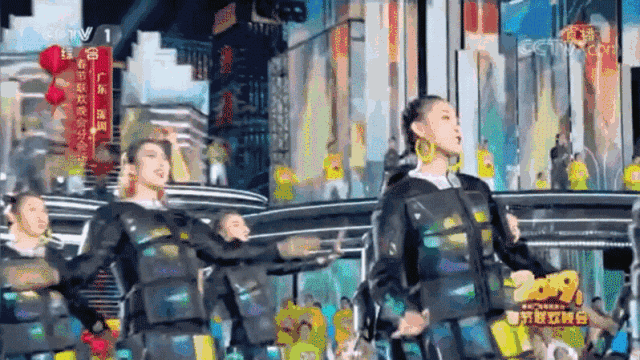 央视春晚37年首次采用柔性屏，“柔衣”舞出好运连连