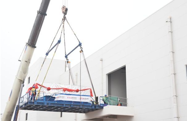 信利（仁寿）第5代TFT-LCD项目首批设备搬入