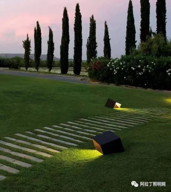 这些好看的景观地灯的存在，能让走路都变得有趣