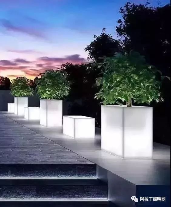 这些好看的景观地灯的存在，能让走路都变得有趣