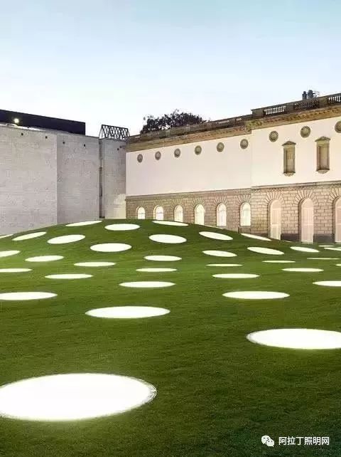 这些好看的景观地灯的存在，能让走路都变得有趣