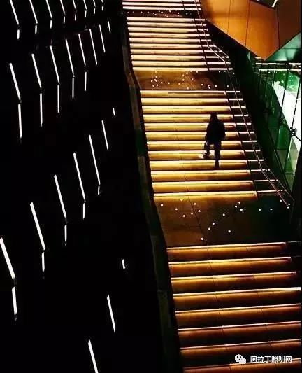 这些好看的景观地灯的存在，能让走路都变得有趣