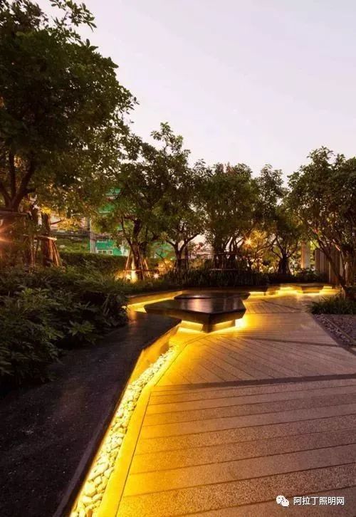 这些好看的景观地灯的存在，能让走路都变得有趣