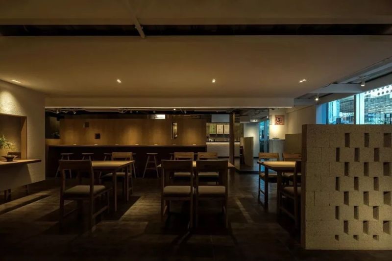 他们将层高只有2.2米的餐厅打造出最诗意的日式风