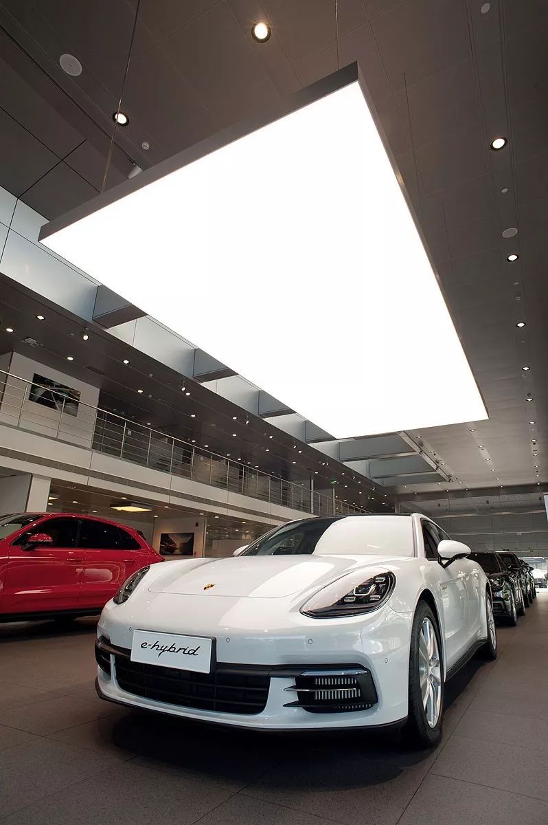 豪华的保时捷品牌店，应该匹配什么样的光？