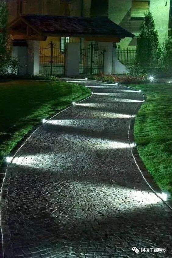 这些好看的景观地灯的存在，能让走路都变得有趣