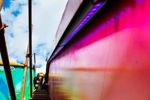 京张高铁官厅水库特大桥首批上弦杆洗墙灯调试点亮