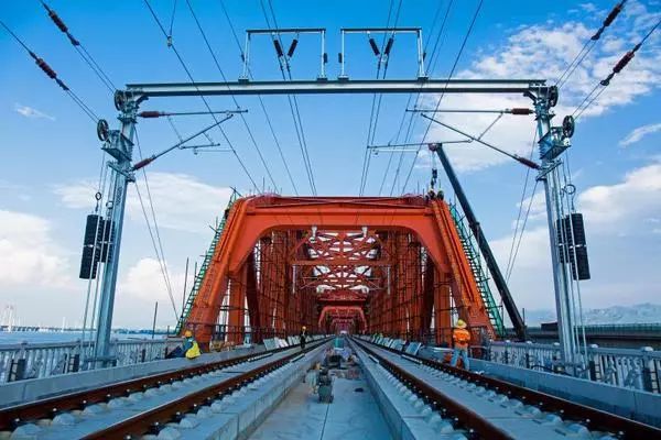 京张高铁官厅水库特大桥首批上弦杆洗墙灯调试点亮