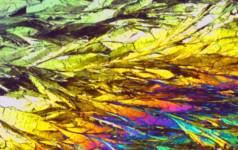 绕过滤光片：科学家用偏振光让OLED屏幕功耗降低一倍