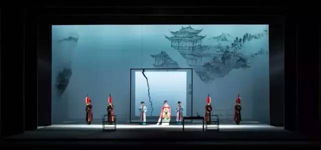 我国“灯光诗人”周国平，拿下舞美灯光设计界最高奖项