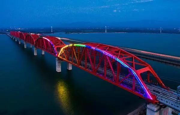 京张高铁官厅水库特大桥首批上弦杆洗墙灯调试点亮