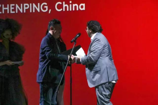 我国“灯光诗人”周国平，拿下舞美灯光设计界最高奖项