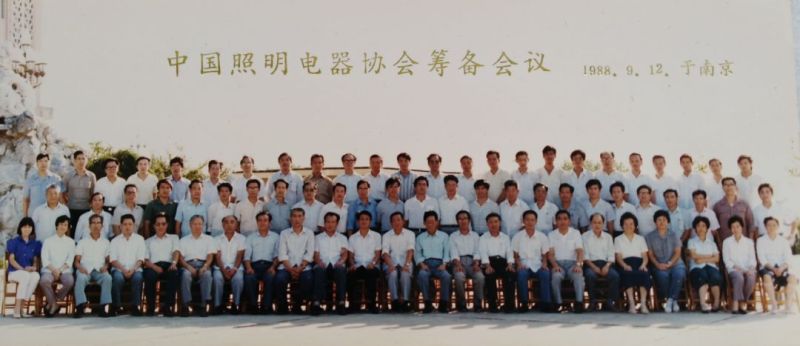 老洪划重点：照明电器行业如何形成的？教室照明荧光灯还是LED？