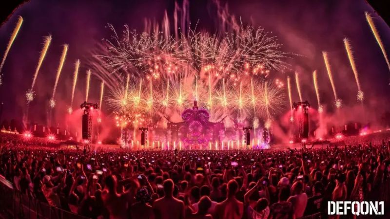 狂野的夏季灯光秀：音乐、舞台、灯光、烟火的奇幻国度