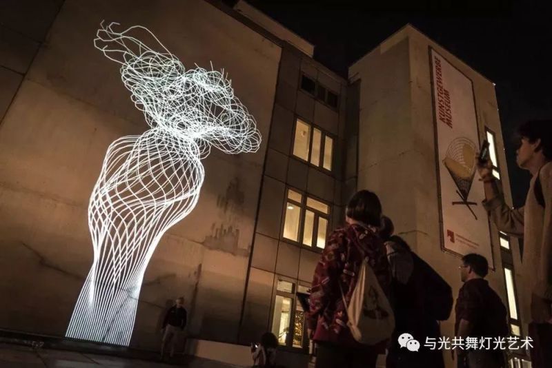 光的藤蔓在墙上疯长的样子，像极了爱情