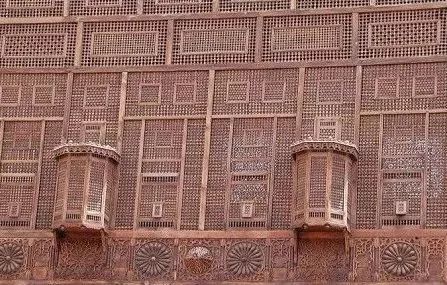 土豪又搞事了！沙漠中的星空高铁站！准备好光影梦幻的朝圣旅途