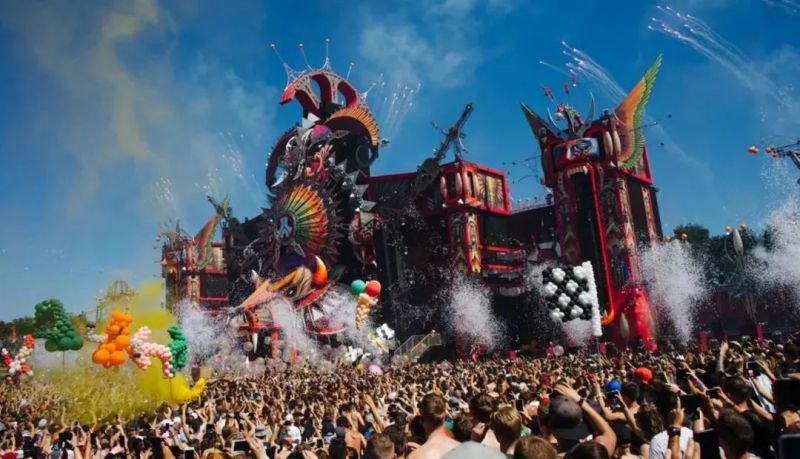 狂野的夏季灯光秀：音乐、舞台、灯光、烟火的奇幻国度