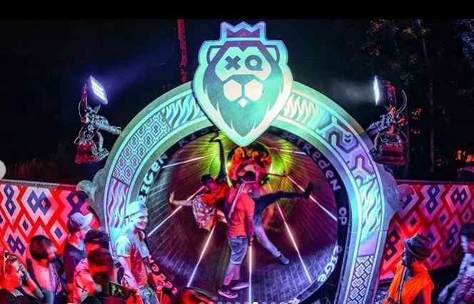 狂野的夏季灯光秀：音乐、舞台、灯光、烟火的奇幻国度