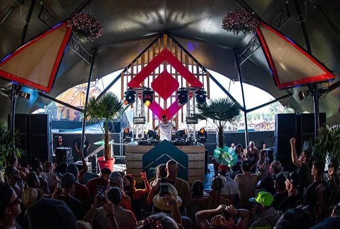 狂野的夏季灯光秀：音乐、舞台、灯光、烟火的奇幻国度