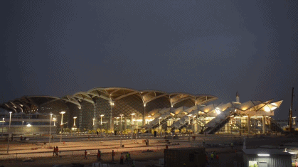 土豪又搞事了！沙漠中的星空高铁站！准备好光影梦幻的朝圣旅途