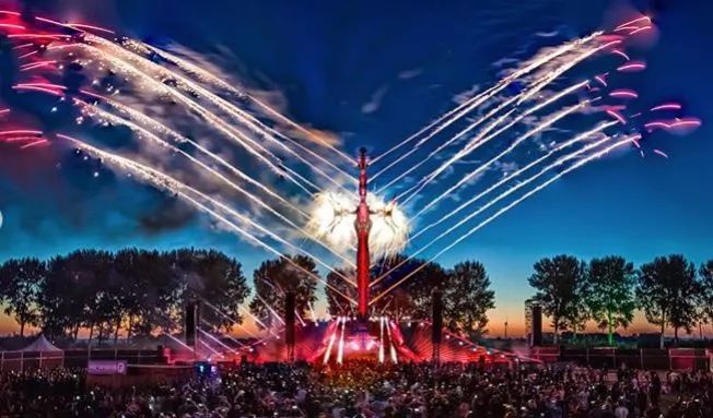 狂野的夏季灯光秀：音乐、舞台、灯光、烟火的奇幻国度