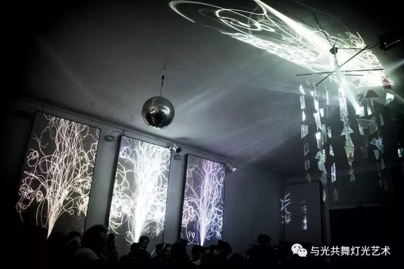 光的藤蔓在墙上疯长的样子，像极了爱情