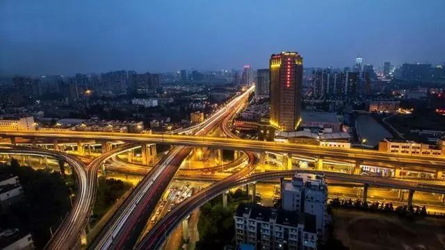 多地开展景观照明升级改造，旨在提升城市整体形象