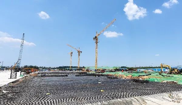 总投资约55亿！华锐光电TFT-LCD项目主厂房首根钢柱今日于河南吊装成功