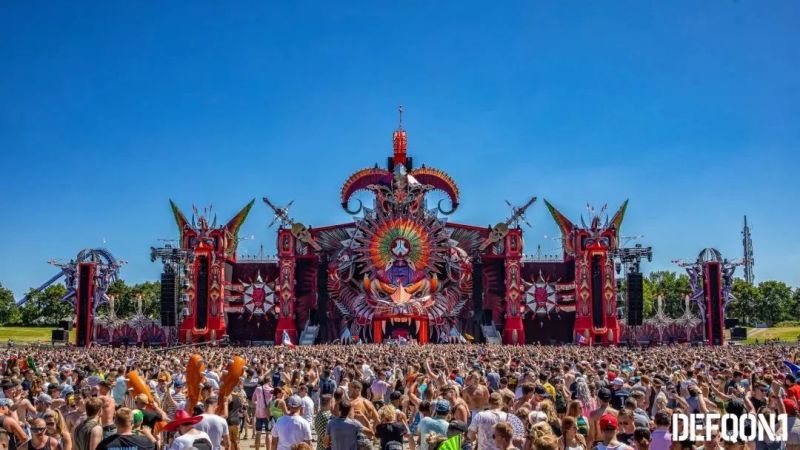 狂野的夏季灯光秀：音乐、舞台、灯光、烟火的奇幻国度