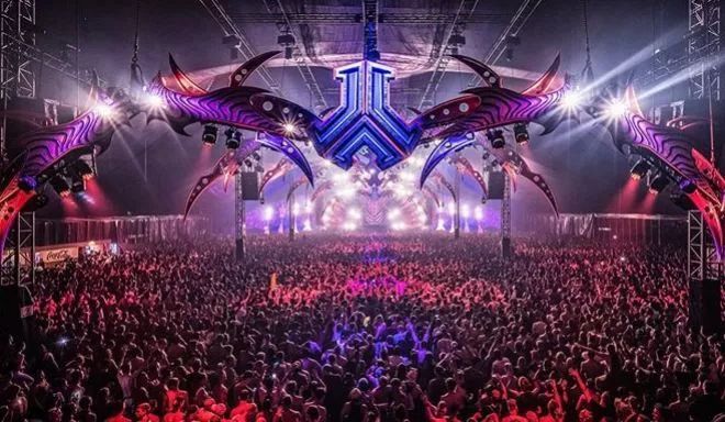 狂野的夏季灯光秀：音乐、舞台、灯光、烟火的奇幻国度