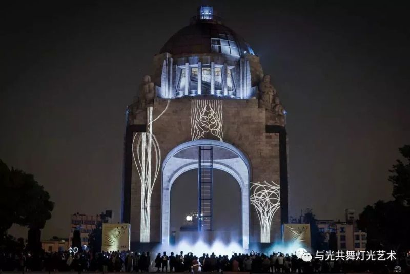 光的藤蔓在墙上疯长的样子，像极了爱情