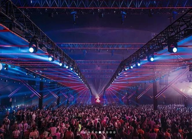 狂野的夏季灯光秀：音乐、舞台、灯光、烟火的奇幻国度