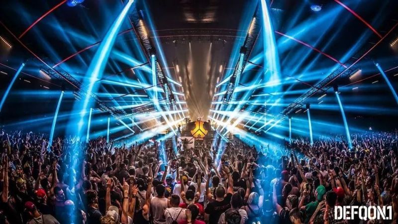 狂野的夏季灯光秀：音乐、舞台、灯光、烟火的奇幻国度