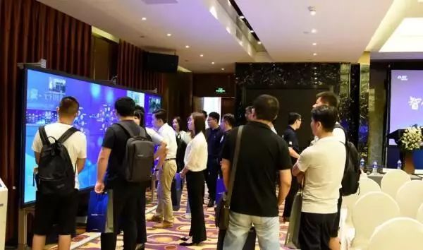 同辉信息智慧商显大秀：完美“幻·境”，“八爪”来袭