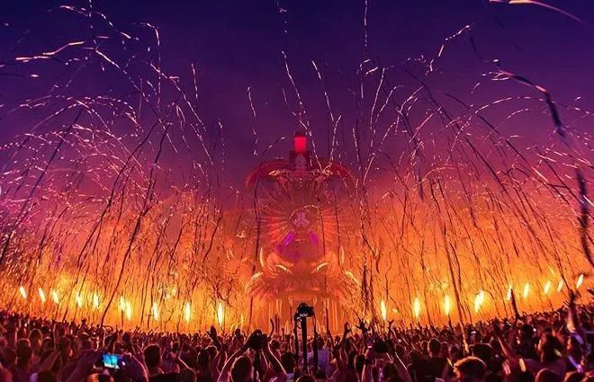 狂野的夏季灯光秀：音乐、舞台、灯光、烟火的奇幻国度