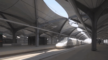 土豪又搞事了！沙漠中的星空高铁站！准备好光影梦幻的朝圣旅途