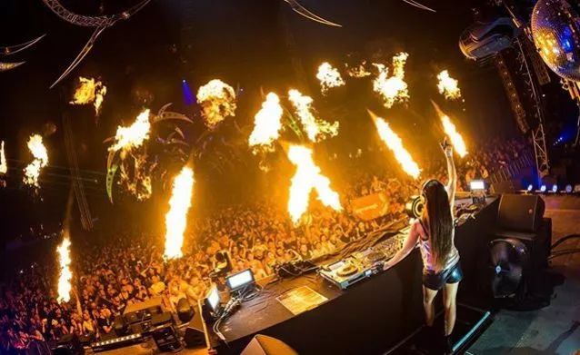 狂野的夏季灯光秀：音乐、舞台、灯光、烟火的奇幻国度