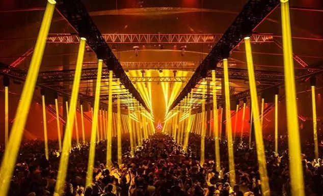 狂野的夏季灯光秀：音乐、舞台、灯光、烟火的奇幻国度