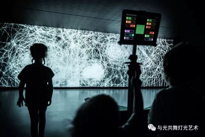 光的藤蔓在墙上疯长的样子，像极了爱情