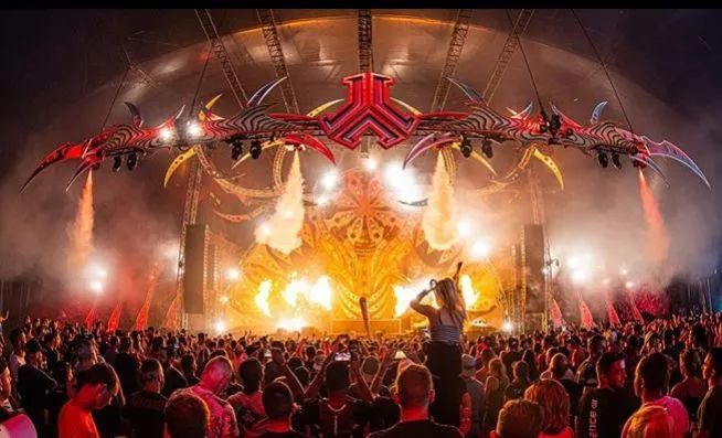 狂野的夏季灯光秀：音乐、舞台、灯光、烟火的奇幻国度