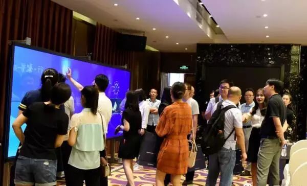 同辉信息智慧商显大秀：完美“幻·境”，“八爪”来袭