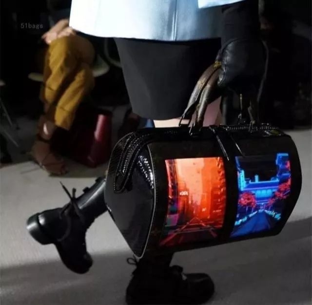 Louis Vuitton联合柔宇推出全球首款柔性屏手袋