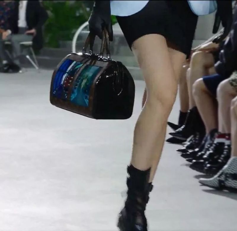 我们在深圳机场“种”了一棵柔性屏大树，然后...