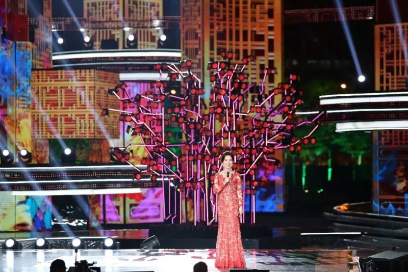 我们在深圳机场“种”了一棵柔性屏大树，然后...