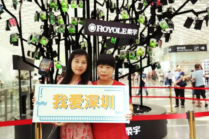 我们在深圳机场“种”了一棵柔性屏大树，然后...