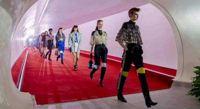 Louis Vuitton联合柔宇推出全球首款柔性屏手袋