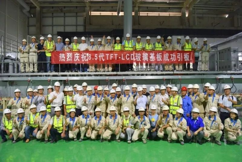 中国首条8.5代TFT-LCD玻璃基板生产线成功引板