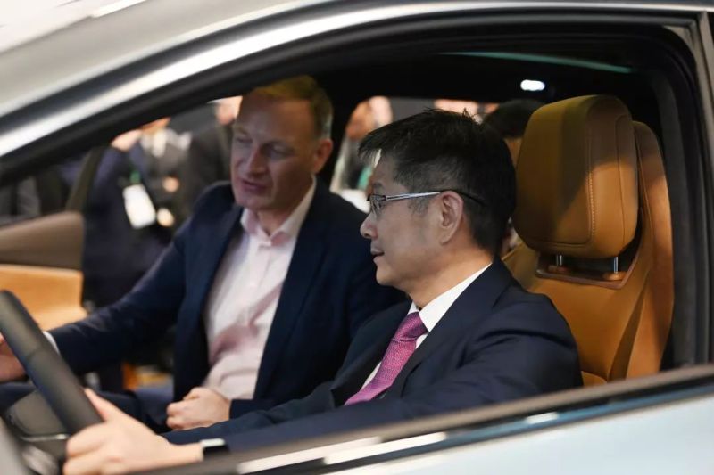 成就爱迪生和乔布斯的百年企业，这次盯上了谁？