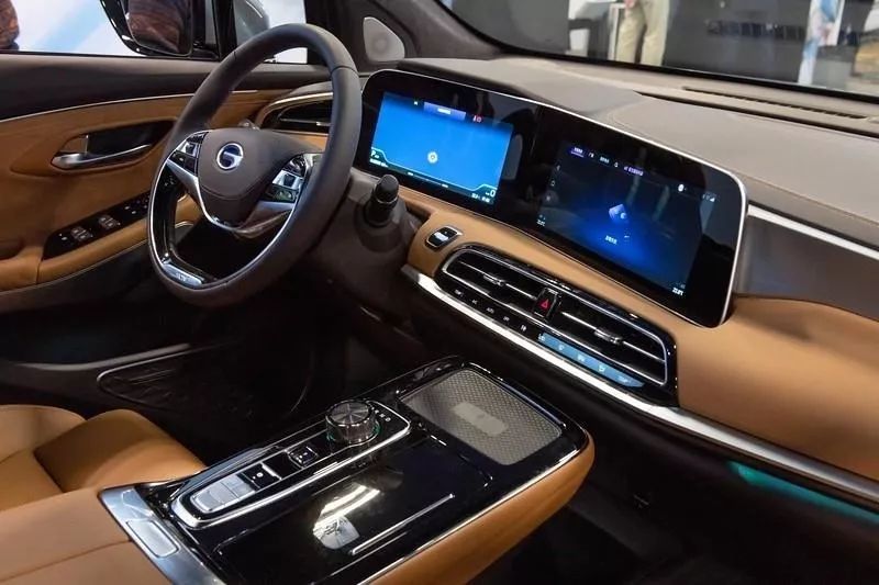 成就爱迪生和乔布斯的百年企业，这次盯上了谁？