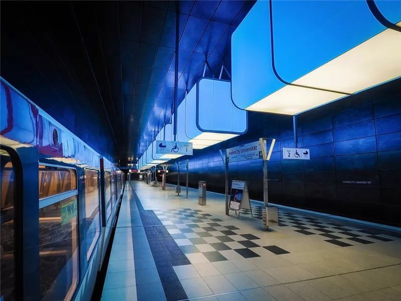 案例分享丨德国汉堡港口地铁站——光之雕塑